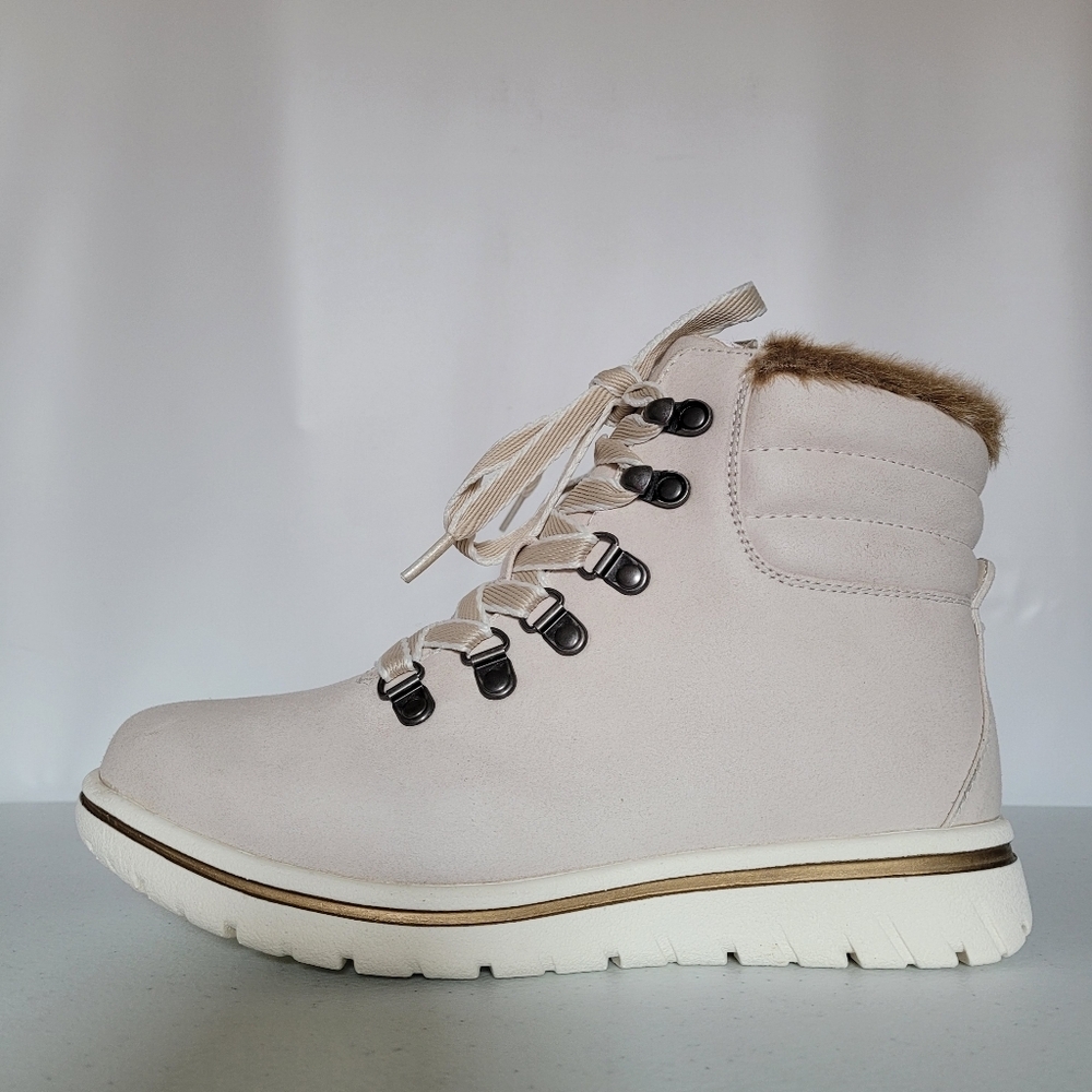 **FINAL SALE** NIB Cliffs by White Mountain Hallett Cream Bootie